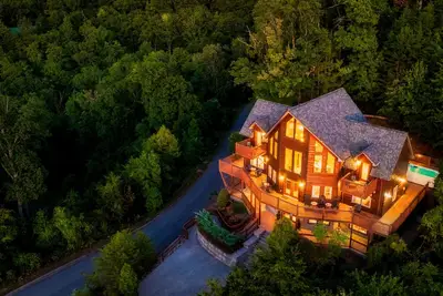 Image de Designer Lodge / Stunning Views / Heated Pool/Spa / Firepit / Games