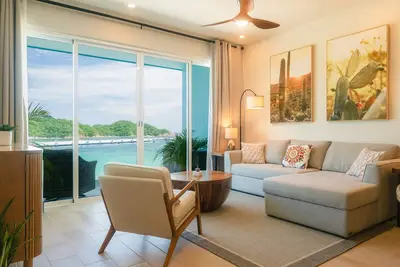 Image de \"Playa Sur Paradise\"\n~ Beachfront Living ~