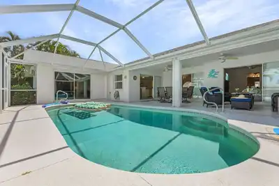 Image de Spacious 3 Bed/2 Bath Pool home with Boat Lift!