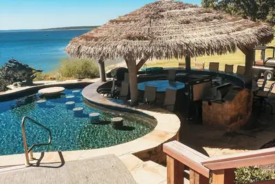 Image de Spacious 6-bedroom / 7 bathroom Lakeside house on Lake Texoma.