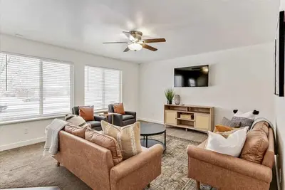 Image de Duplex Two Units, Large Backyard, Main St Close!