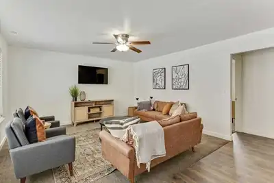 Image de Right off Main St, Spring Acres Arts Park Close!