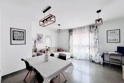 Stylish 2-Bedroom Apartment with WiFi, Ac, Parking, 10 Min from Beach, Medieval Town