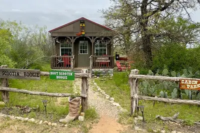 Image de Boot Scootin Boogie - Castell Cabin - Sleeps 4