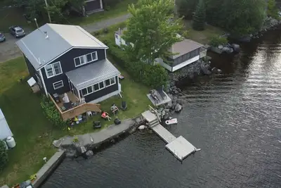 Image de *New Listing* Charming, Year Round Lake Front Camp
