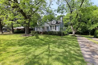 Image de Pia's Place! Spacious 4-bedroom home filled with Old World charm!