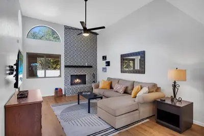 Image de City Center Townhouse with Private Yard!