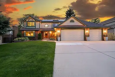 Image de Luxury Home / Hot Tub / Theater / 4, 500 Sq. Ft. / Near Olde Town Arvada