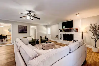 Image de Sprawling Updated Ranch with Fireplace on Wimbledon