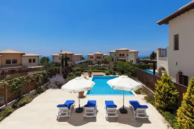 Image de Luxurious Seaside Escape in Pure Serenity