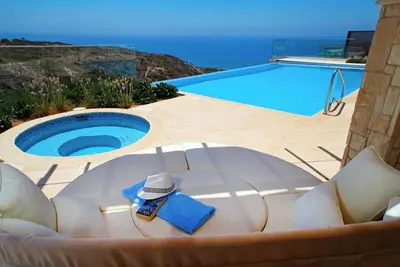 Image de Luxurious Haven Overlooking the Mediterranean, Paphos Villa 1468