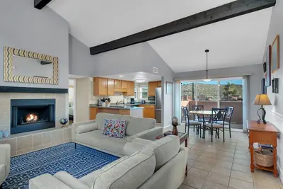 Image de \nCanyon Condo! Light and space! Gated complex!