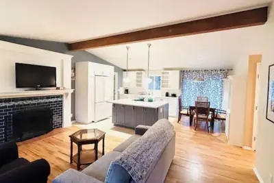 Image de House with fully fenced yard and garage minute to downtown