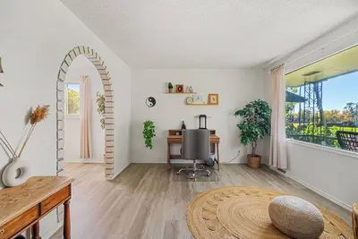 Image de Urban Family Lodge- quiet, spacious, full kitchen, 3br, sleep 8