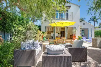 Image de Spacious 4-bedroom Villa with Pool + Guest House in West Hollywood West