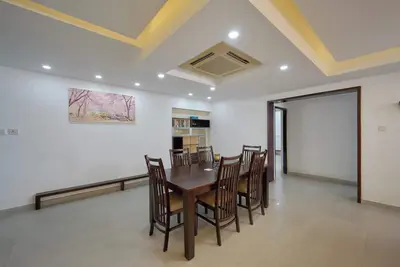 Image de Spacious 3-bedroom water front apartment in serene Marine Drive Ernakulam Kerala