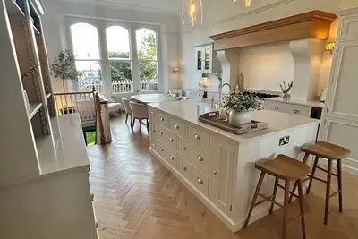 Image de Stunning Clifton Maisonette on The Downs with Neptune kitchen & large garden