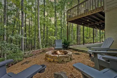 Image de Serene Lakefront Home: Private Dock, Expansive Decks, Game Room & Nature Views