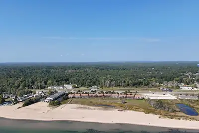 Image de Carpe Diem 365 - Very Cute Lakefront Condo with Private Beach!