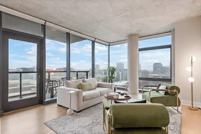 Image de High-End West Loop 2br + City Views & Walkability