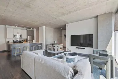 Image de Prime 2br Retreat: Urban Vibes + Views Await