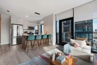 Image de Prime West Loop 2br Duo + Enjoy Unique Gatherings