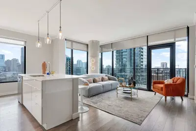 Image de 3 Stylish 2BRs Steps from Magnificent Mile