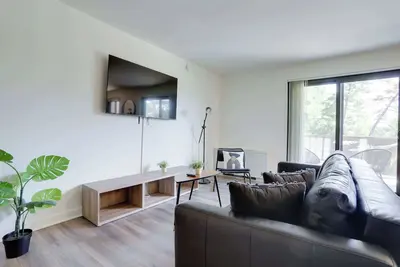 Image de Modern Apt Steps from Metro & Dining