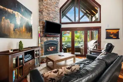 Image de Schweitzer Resort Stay | Deck, Hot Tub & Stunning Views