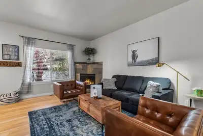 Image de New Listing! Blocks from Old Mill District| Fireplace | Desk | Patio | Garage