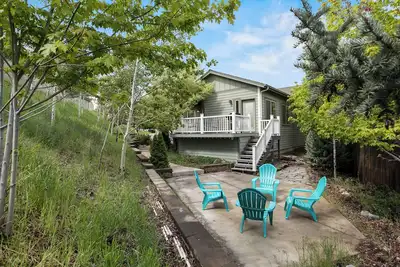 Image de New Listing! Blocks from Old Mill District| Fireplace | Desk | Patio | Garage