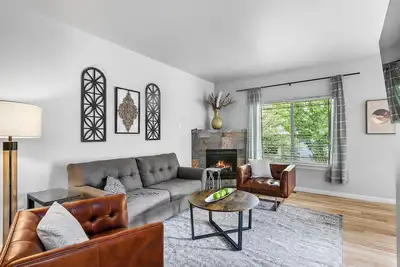 Image de New Listing! Blocks from Old Mill District| Fireplace | Desk | Patio | Garage