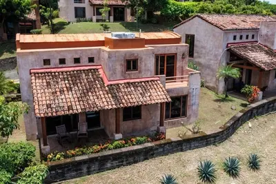Image de Elégante maison à deux étages avec vue sur l'océan