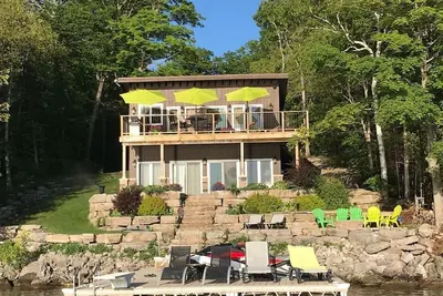 Image de DeerBay Sunset Waterfront Cottage, HotTub, Firepit, clear deep water swimming