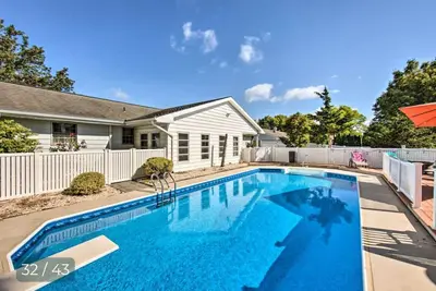Image de Relaxing 5-Bedroom Getaway with Saltwater Pool & Game Room Close to Hershey