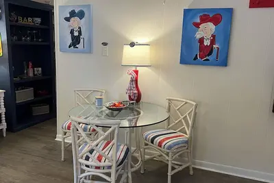 Image de Charming 2-bedroom apartment 1 block off the square