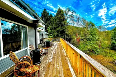 Image de Fairytale Forest Estate 47 private acres, 8 bedrooms, 3. 5 bath, 2 full kitchens