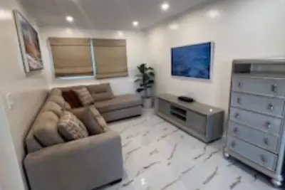 Image de Luxury Waterfront Getaway: Pool, Fishing & Basketball! Stunning water views