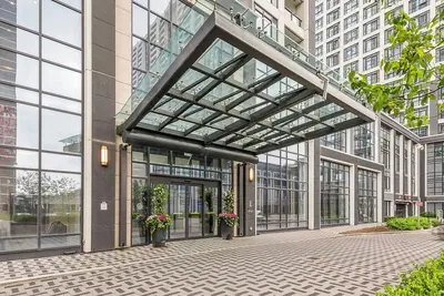 Image de Beautiful two bedroom unit located in the Islington Village neighbourhood.