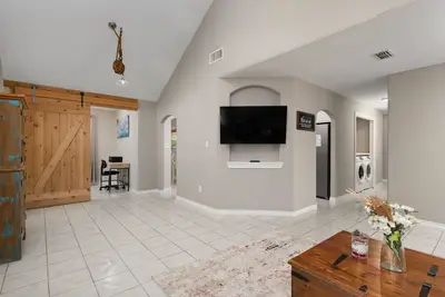 Image de Charming 3-bedroom house with Tesla charger WiFi and Ac in  Olmito Tx