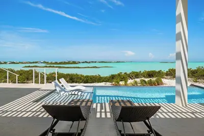 Image de Luxe Waterfront Villa with Infinity Pool, Rooftop & Sunset Views- Maresia Villa