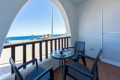 Image de Appartement 'Paraiso Escondido, 1 Linea De Playa' avec vue sur la mer, Wi-Fi et climatisation
