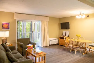 Image de Welcoming 1-bedroom apartment in Greentown with WiFi!