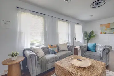 Image de Poolside Paradise 4-bedroom in Hampton w/WiFi, fireplace; 7 mi to Langley Afb