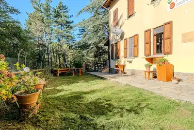 Image de Avec la vue sur les montagnes sur les montagnes, le jardin partagé et le Wi-Fi.