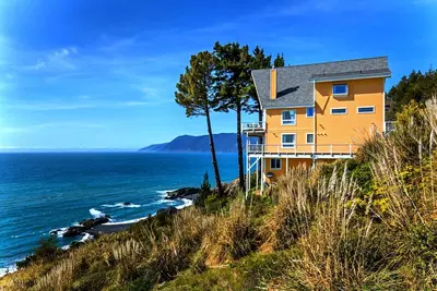 Image de Amazing 2 bedroom by OceanviewHotTubs Tesla charging Shelter Cove Oceanfront\n