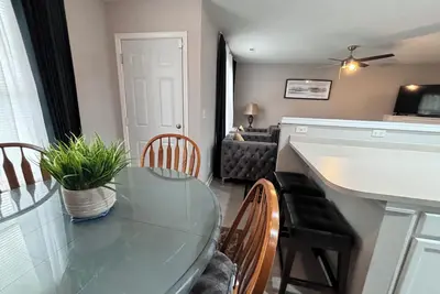 Image de Beautiful 2-bedroom townhome in enchanting Charlotte with WiFi and Garage