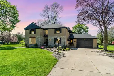 Image de Big House with game room, ideal for gathering, centrally located, large yard