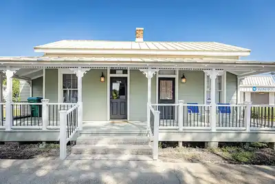 Image de Charming 3-bedroom 1-K, 2-Q, 3-bath cottage, downtown Ocean Springs, No Kitchen.