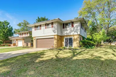 Image de 4 Mi to Downtown Rockford - Spacious Home!